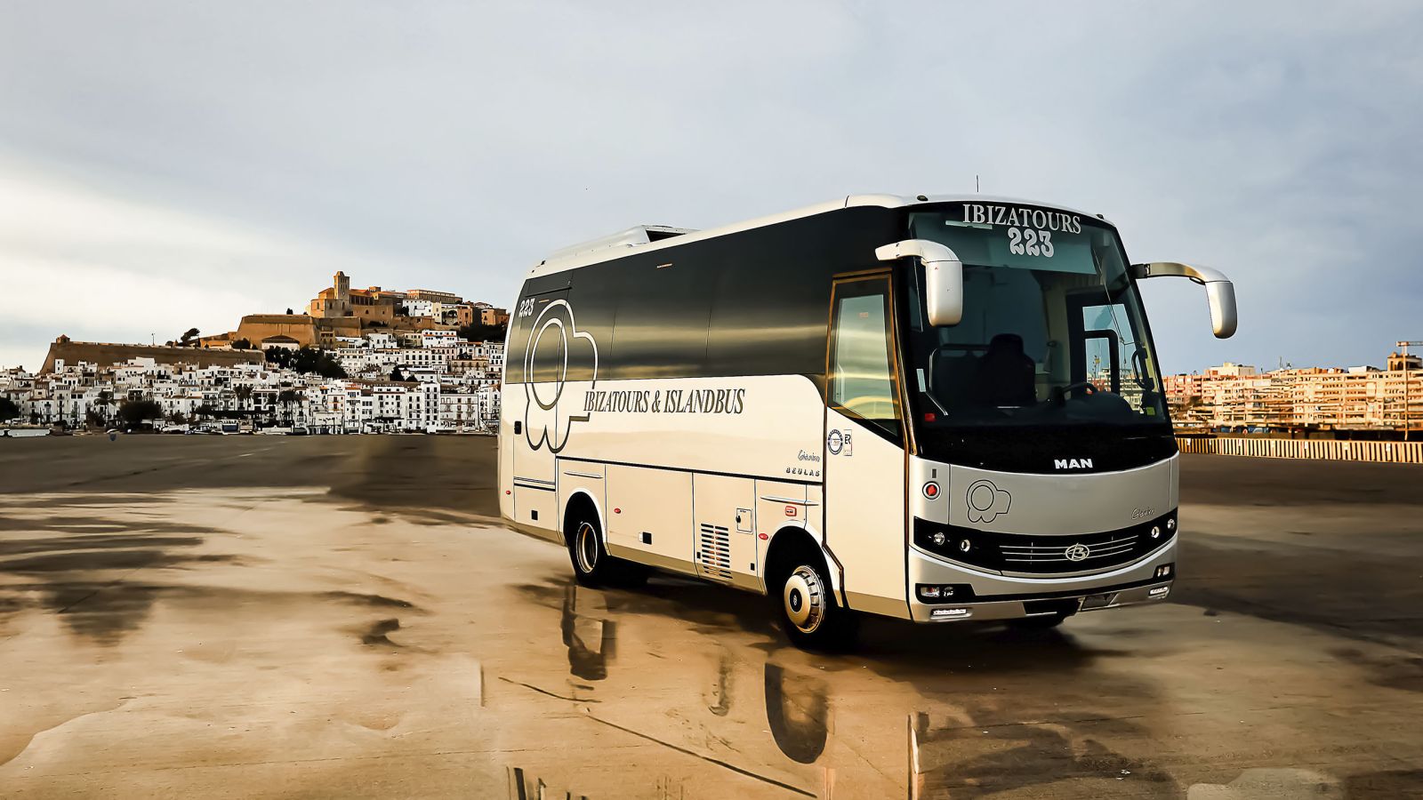 Autobuses en fila en Ibiza