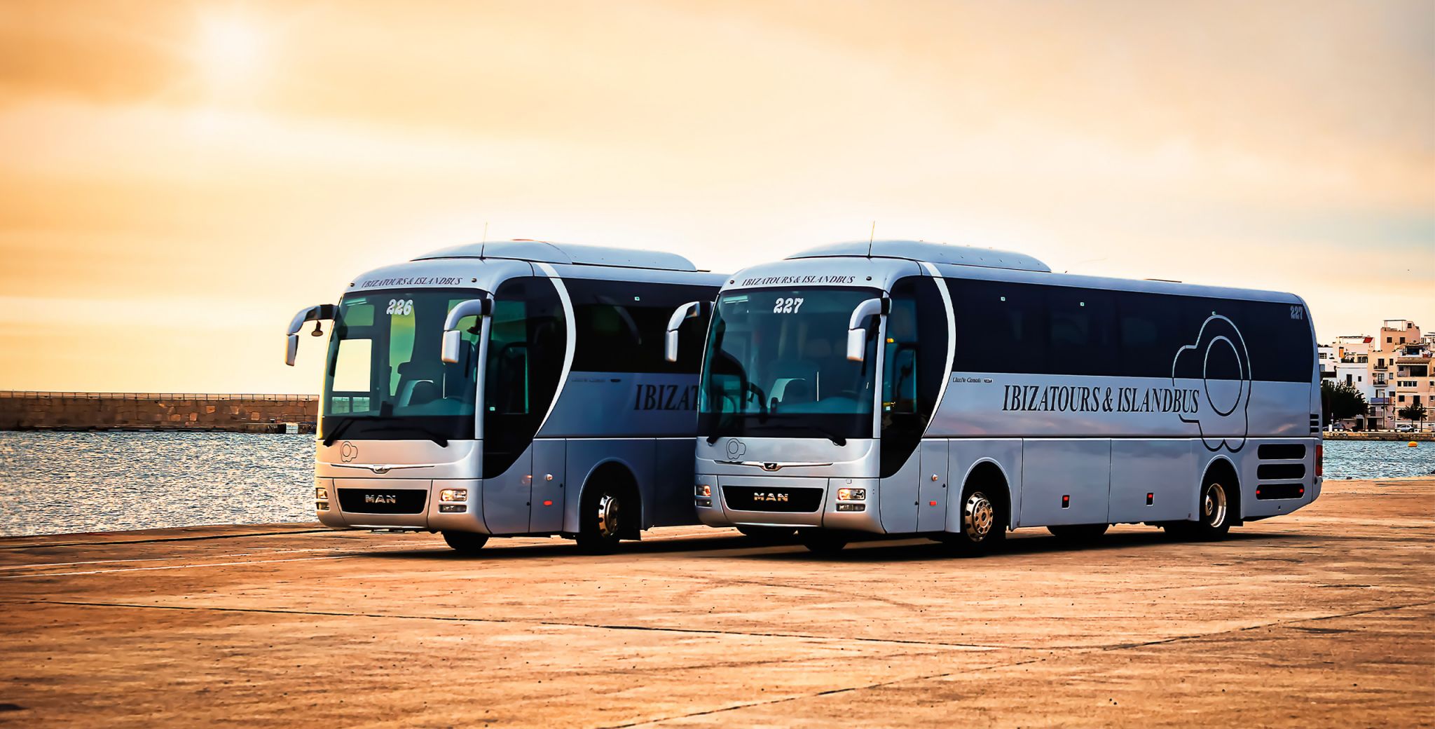 Flota de autobuses para transfers en Ibiza